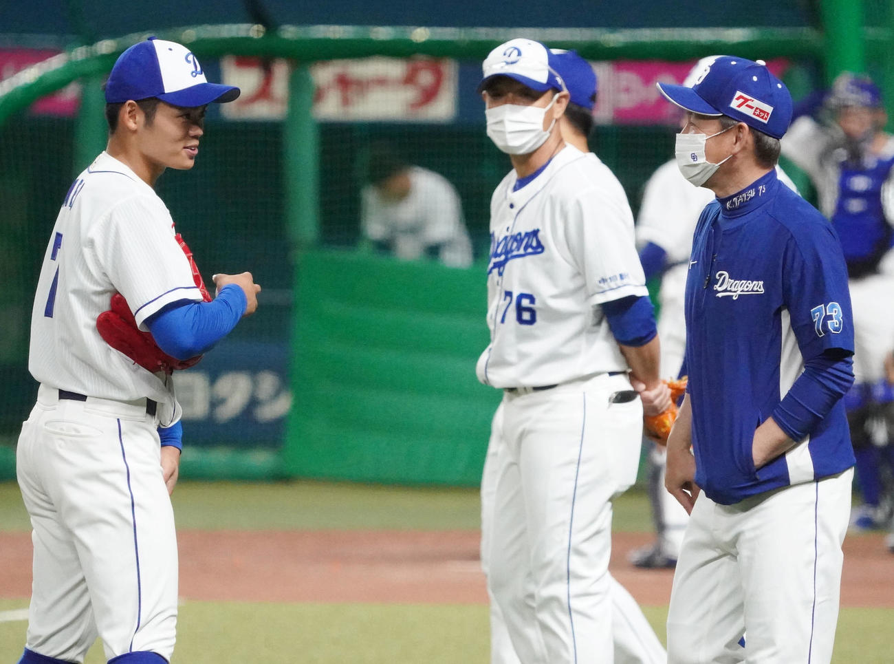 立浪監督と言葉を交わす根尾（左）（撮影・森本幸一）