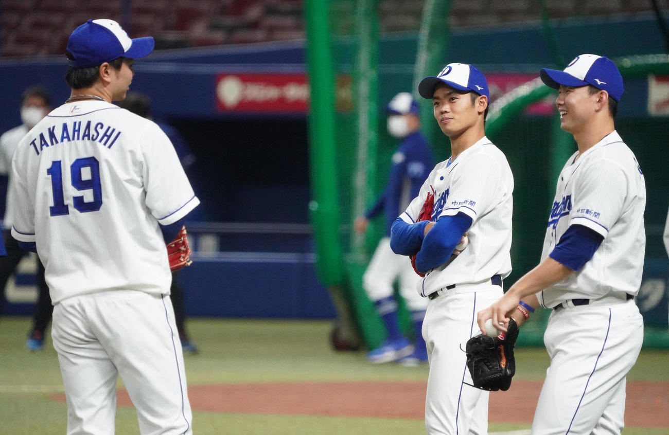 高橋宏（左）、小笠原（右）らと言葉を交わす根尾（撮影・森本幸一）