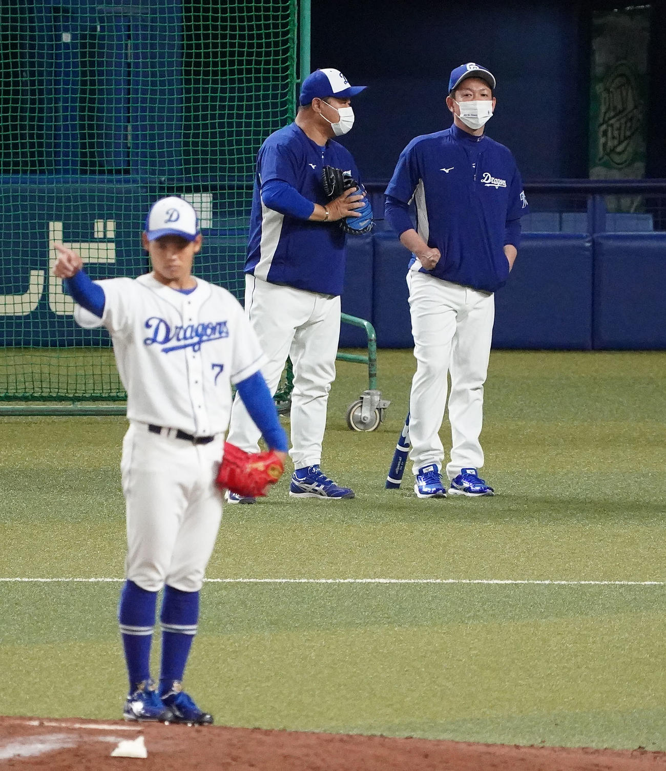投内連係の練習でマウンド上の根尾を見つめる立浪監督（右）（撮影・森本幸一）