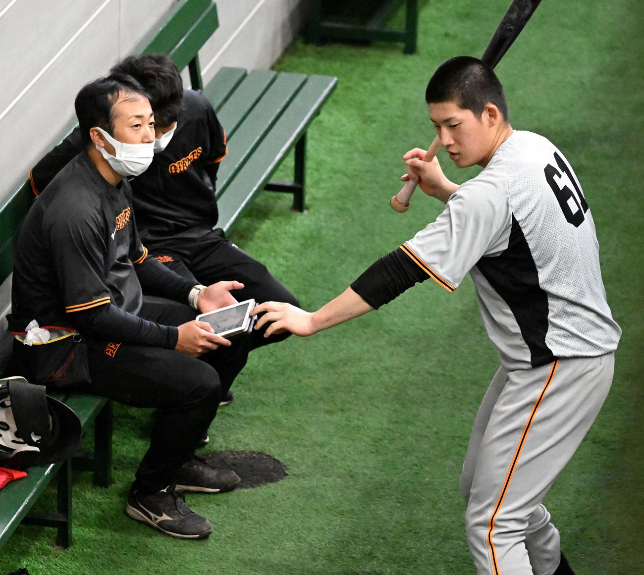 スタッフと打撃について話をする巨人増田陸（右）（撮影・たえ見朱実）