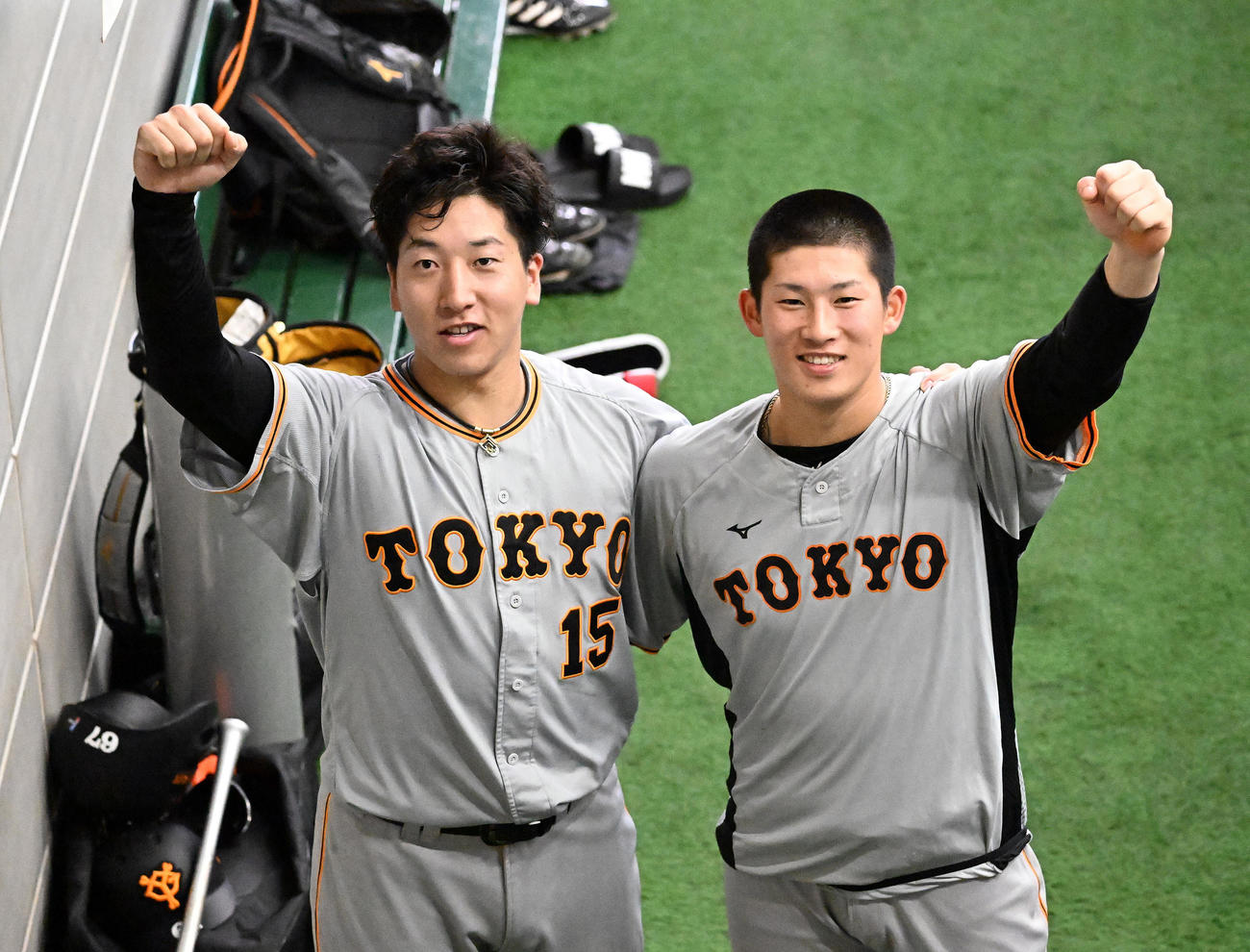 リーグ再開に向けて気合が入る巨人大勢（左）と増田陸（撮影・たえ見朱実）
