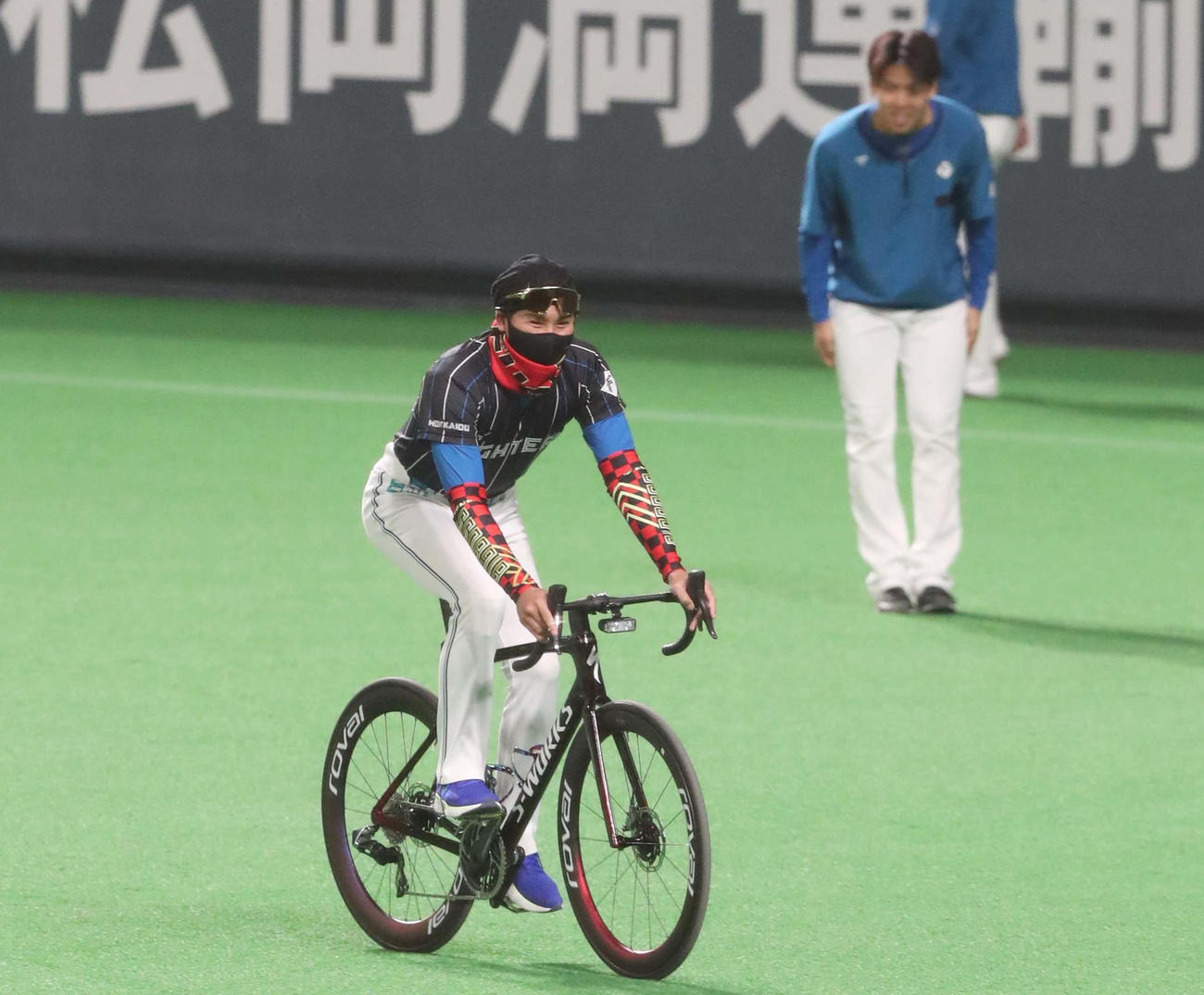 グラウンドをロードバイクで走る日本ハム新庄監督（撮影・黒川智章）