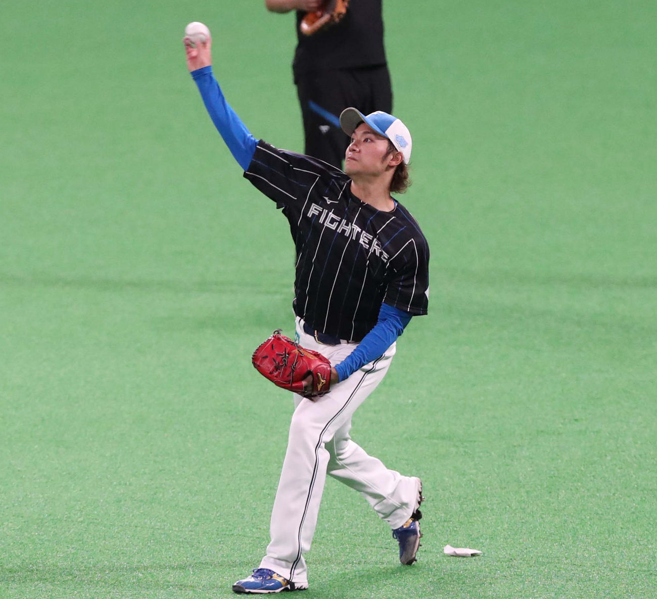 キャッチボールする日本ハム伊藤（撮影・黒川智章）