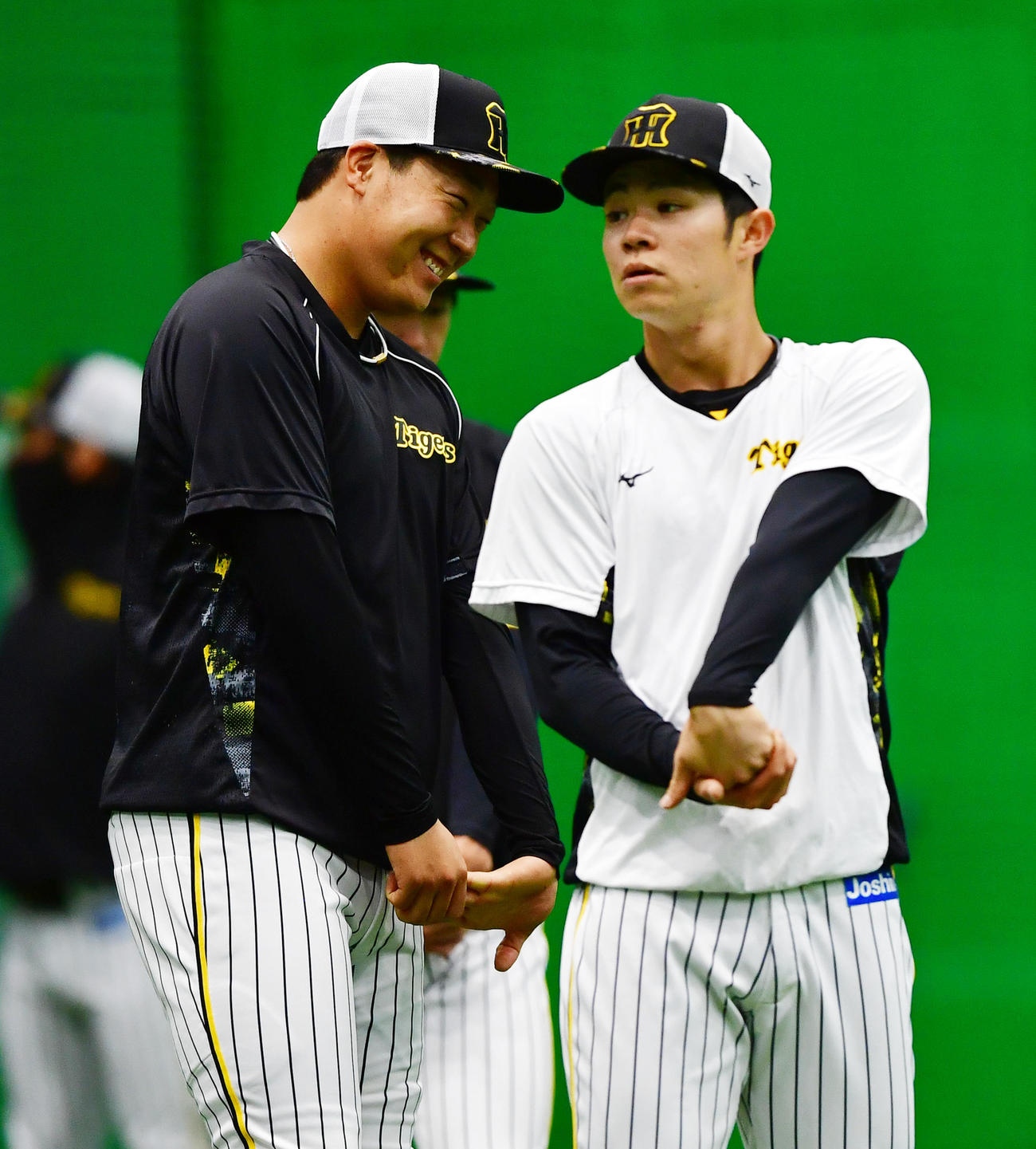 中野（右）と笑顔で話す大山（撮影・前岡正明）