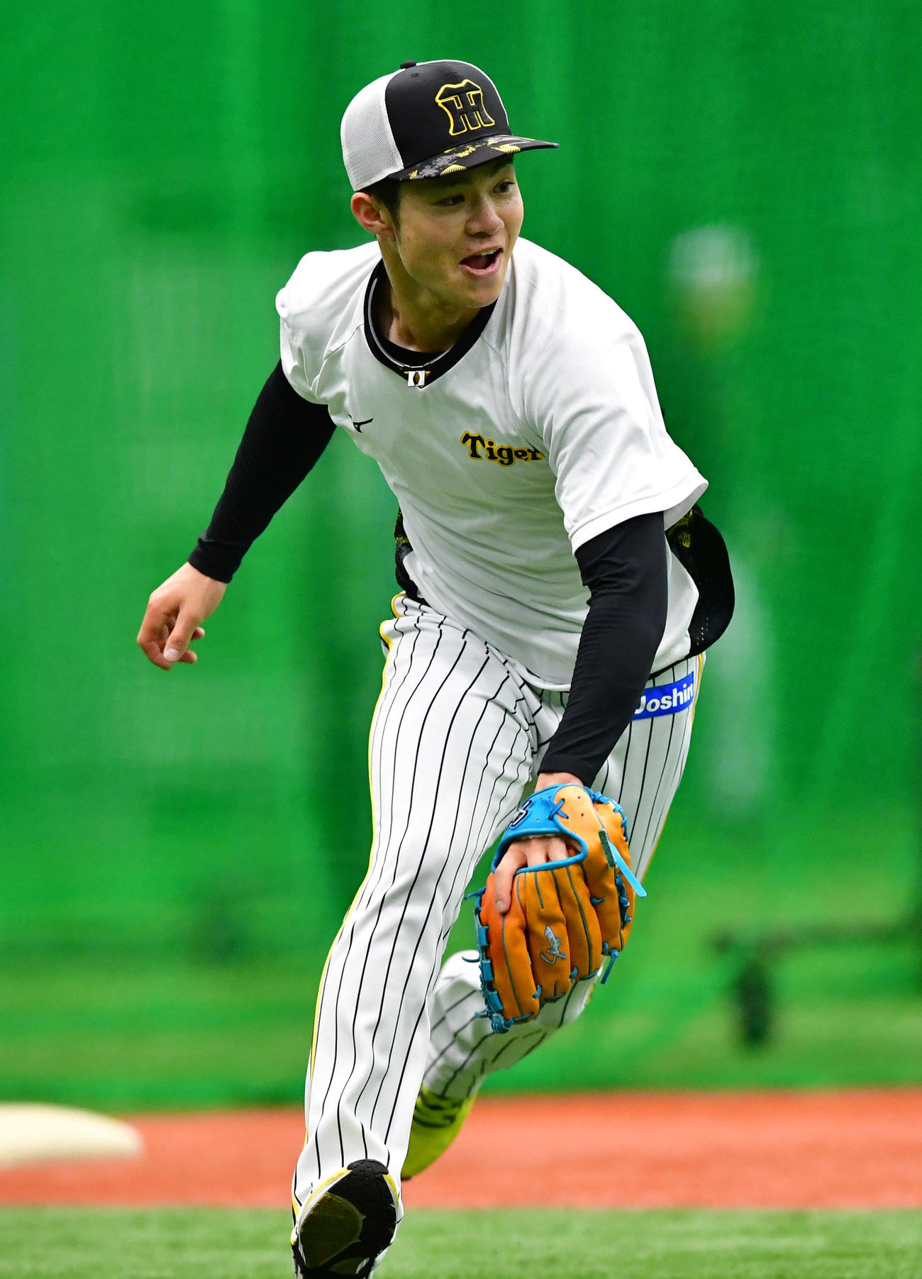 笑顔でノックを受ける中野（撮影・前岡正明）
