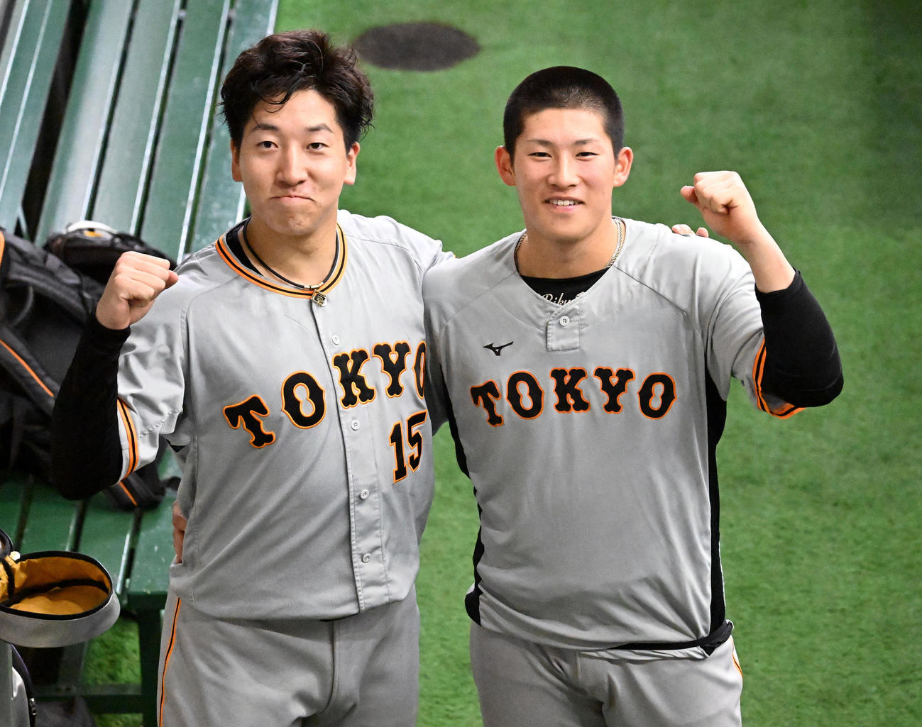 交流戦が終了。リーグ再開を前に大勢（左）とポーズを決める巨人増田陸（撮影・たえ見朱実）