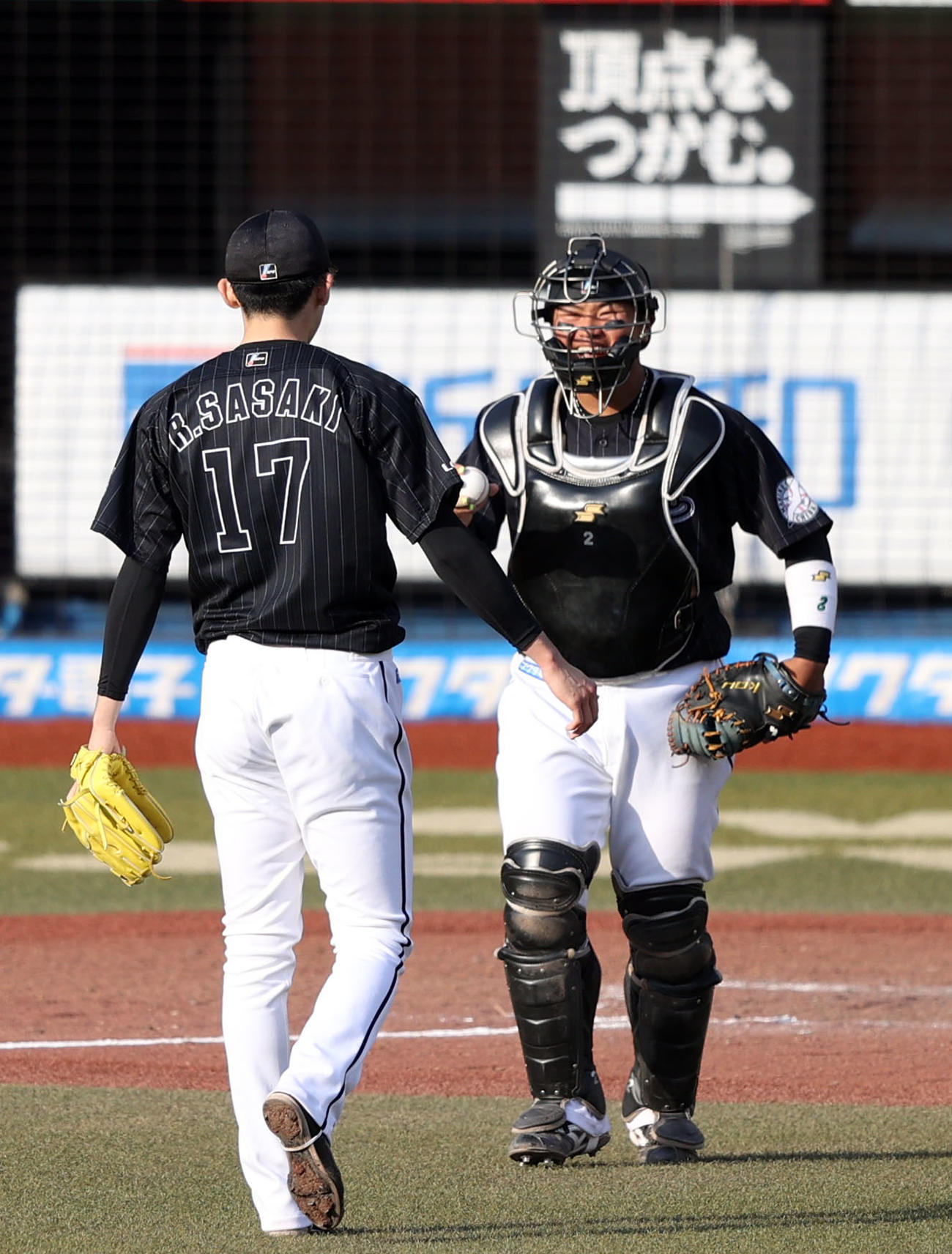 4月10日、オリックス戦で完全試合を達成したロッテ佐々木朗希にウイニングボールを届ける松川虎生