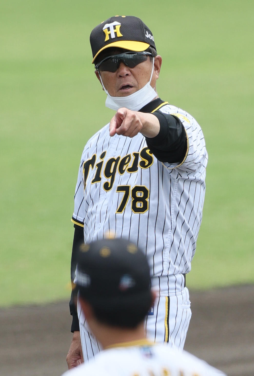 練習試合・阪神2軍対ソフトバンク3軍　試合前、ナインへ話しかける阪神平田2軍監督（撮影・上山淳一）