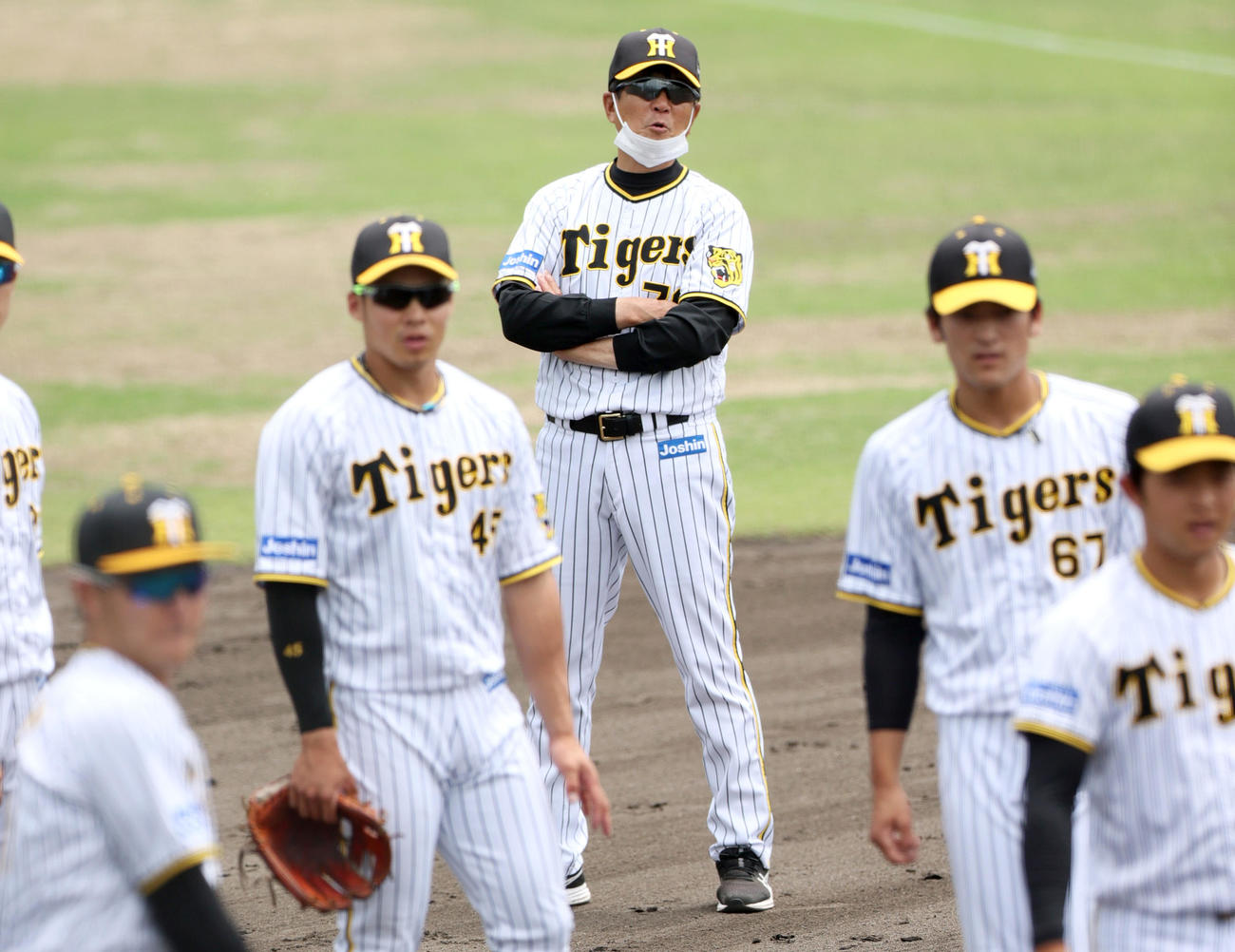 練習試合・阪神2軍対ソフトバンク3軍　試合前、阪神平田2軍監督（中央）はナインの動きを確認する（撮影・上山淳一）