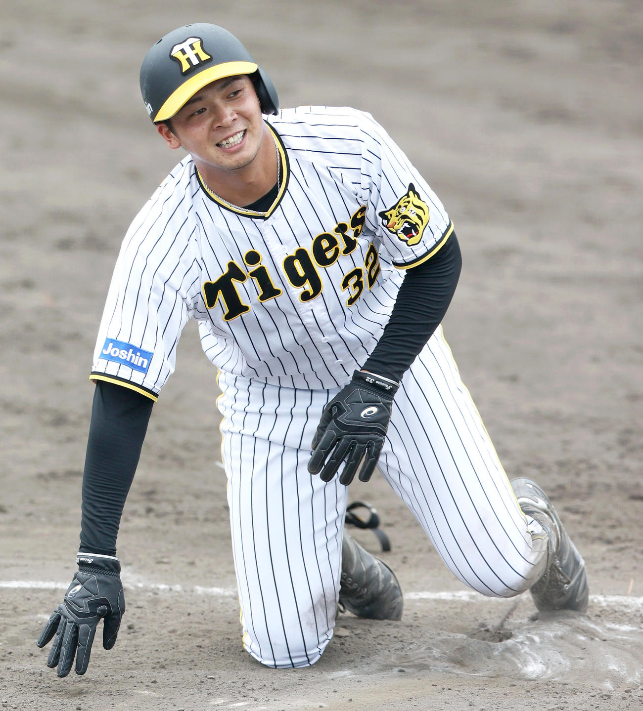 練習試合・阪神2軍対ソフトバンク3軍　6回裏阪神無死二塁、栄枝の中前適時打で生還し笑顔を見せる井上（撮影・上山淳一）
