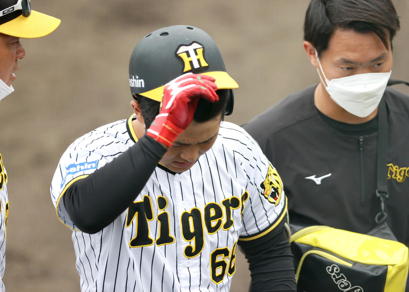 練習試合・阪神2軍対ソフトバンク3軍　6回裏阪神2死二塁、中川（中央）は死球を受けベンチへ戻る（撮影・上山淳一）