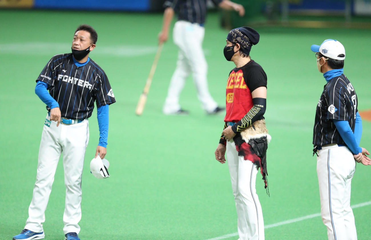 練習前、会話する日本ハム林ヘッドコーチ（左）と新庄監督（撮影・佐藤翔太）