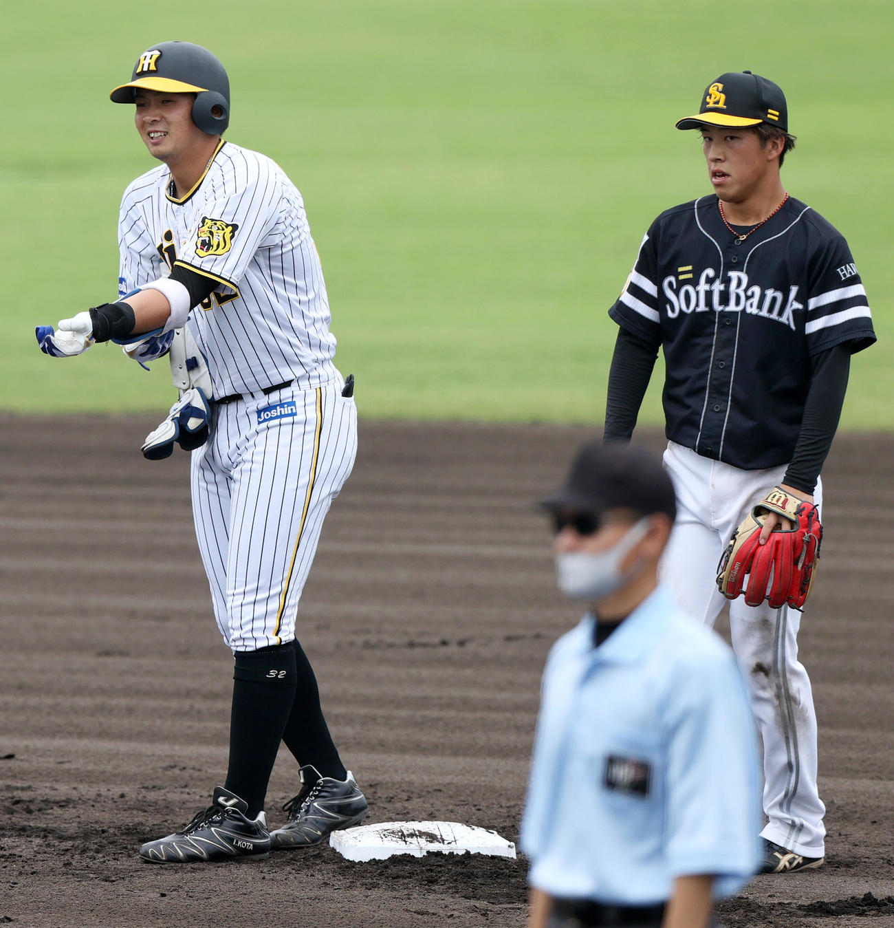 練習試合・阪神2軍対ソフトバンク3軍　1回裏阪神1死一塁、井上（左）は左に二塁打を放つ（撮影・上山淳一）