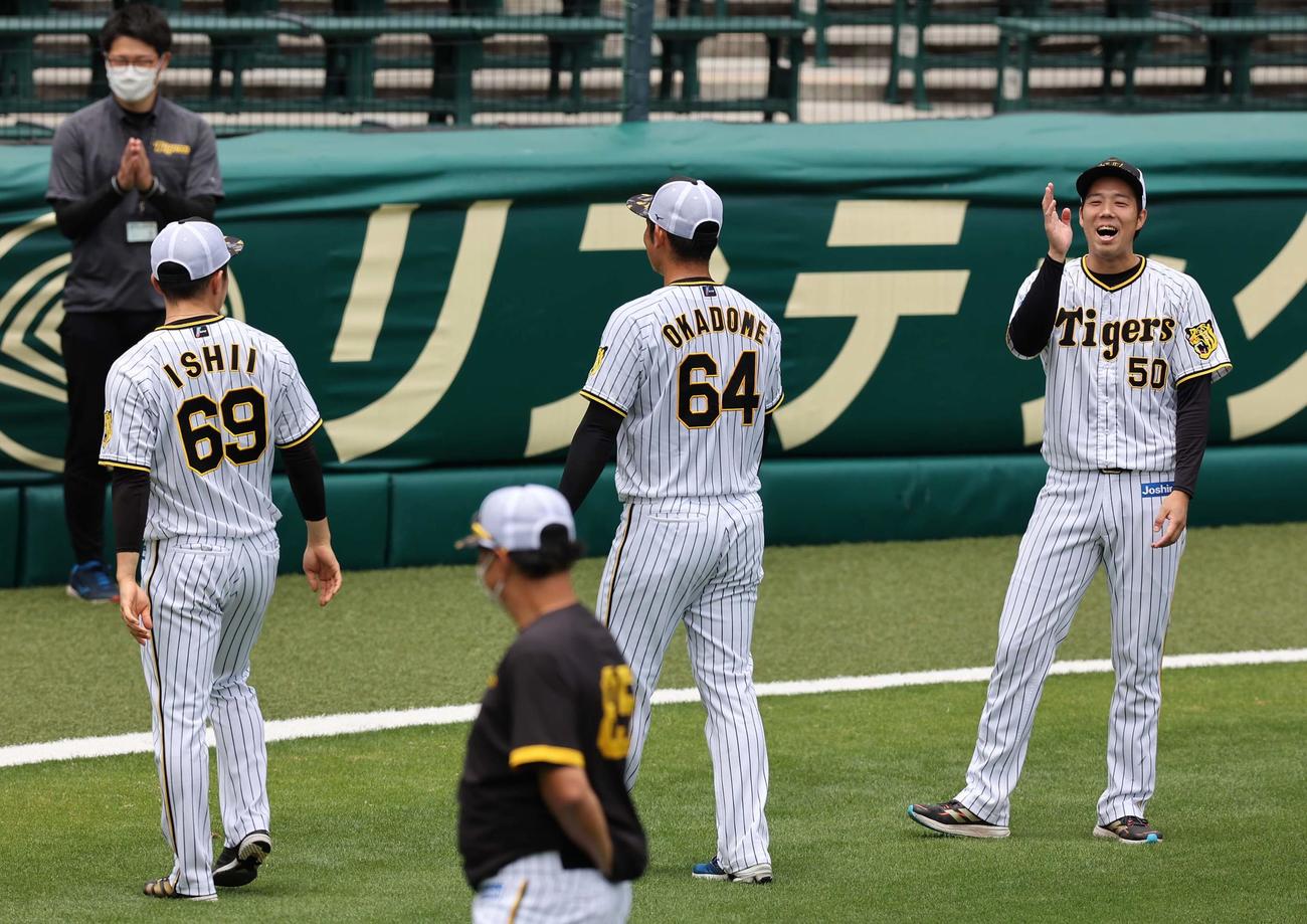 球団広報のリクエストに応えダンスした青柳（右）は「映えんわ！」と笑顔を見せる（撮影・上田博志）