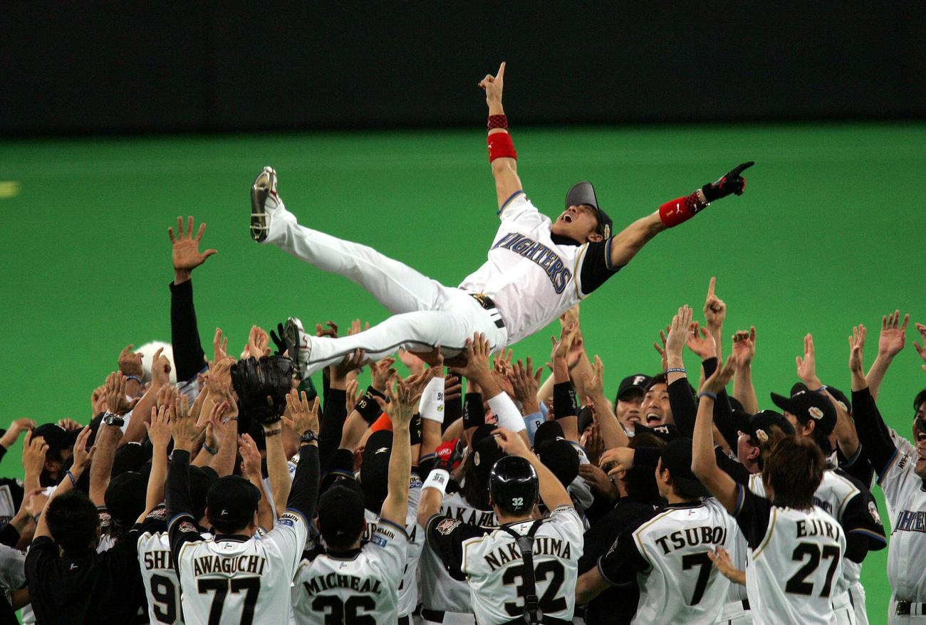 新庄剛志（SHINJO）は、誰よりも先にナインに胴上げされ涙を見せた