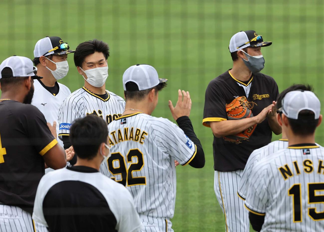 1軍合流のあいさつをした湯浅（左から3人目）はナインから拍手を受ける（撮影・上田博志）