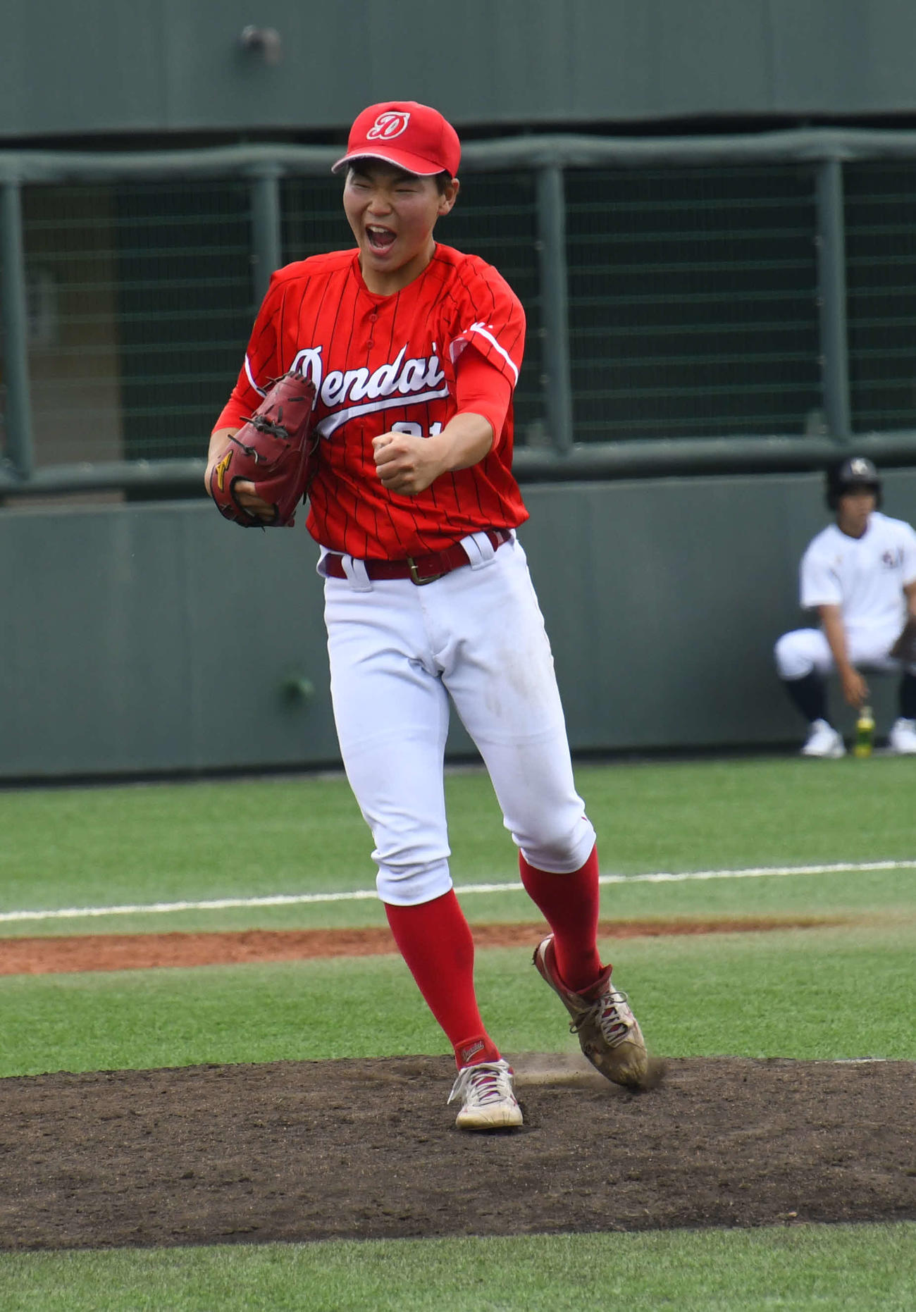 阪神大学リーグ1部2部入れ替え戦・甲南大－大阪電通大　9回表2死、最後の打者を中飛に仕留めガッツポーズする大阪電通大・江本裕輝（撮影・中野椋）