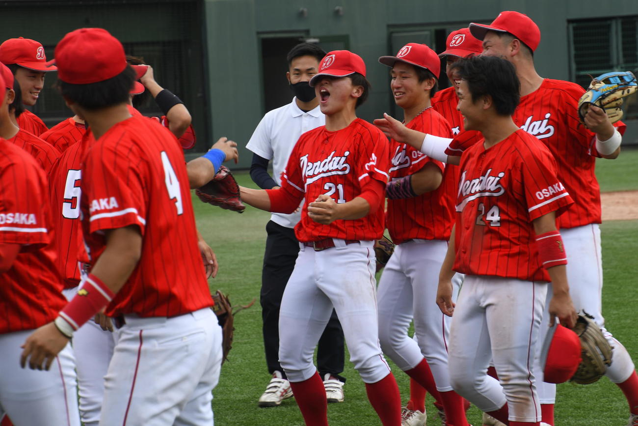 阪神大学リーグ1部2部入れ替え戦・甲南大－大阪電通大　9回完封で勝利に導き、雄たけびをあげる大阪電通大・江本裕輝（中央）（撮影・中野椋）
