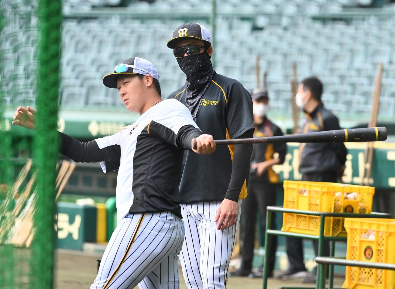 阪神新井良太コーチ（右）の打撃指導を受ける大山悠輔（2021年10月31日）