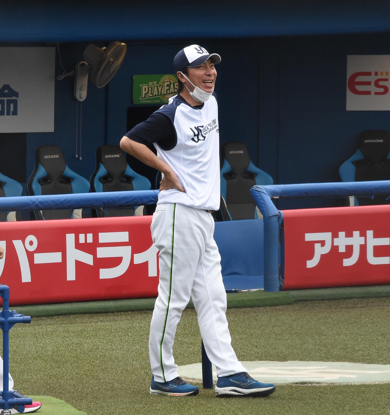 笑顔で練習を見守るヤクルト高津監督（撮影・鈴木正章）