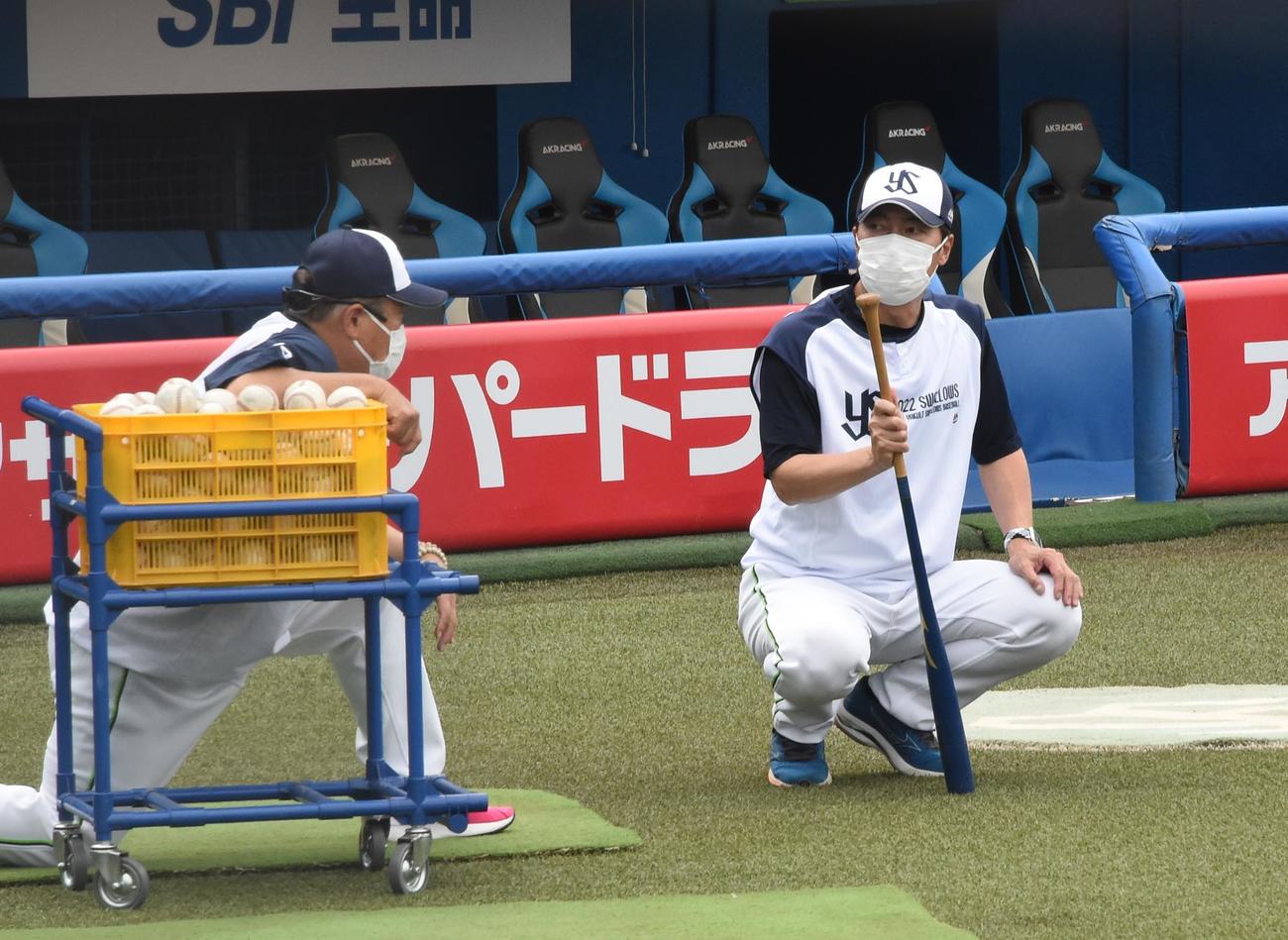 杉村コーチ（左）と話しをするヤクルト高津監督（撮影・鈴木正章）
