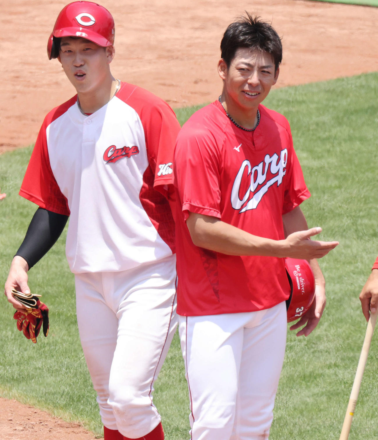 広島全体練習　練習を終えた野間（右）と小園（撮影・加藤孝規）