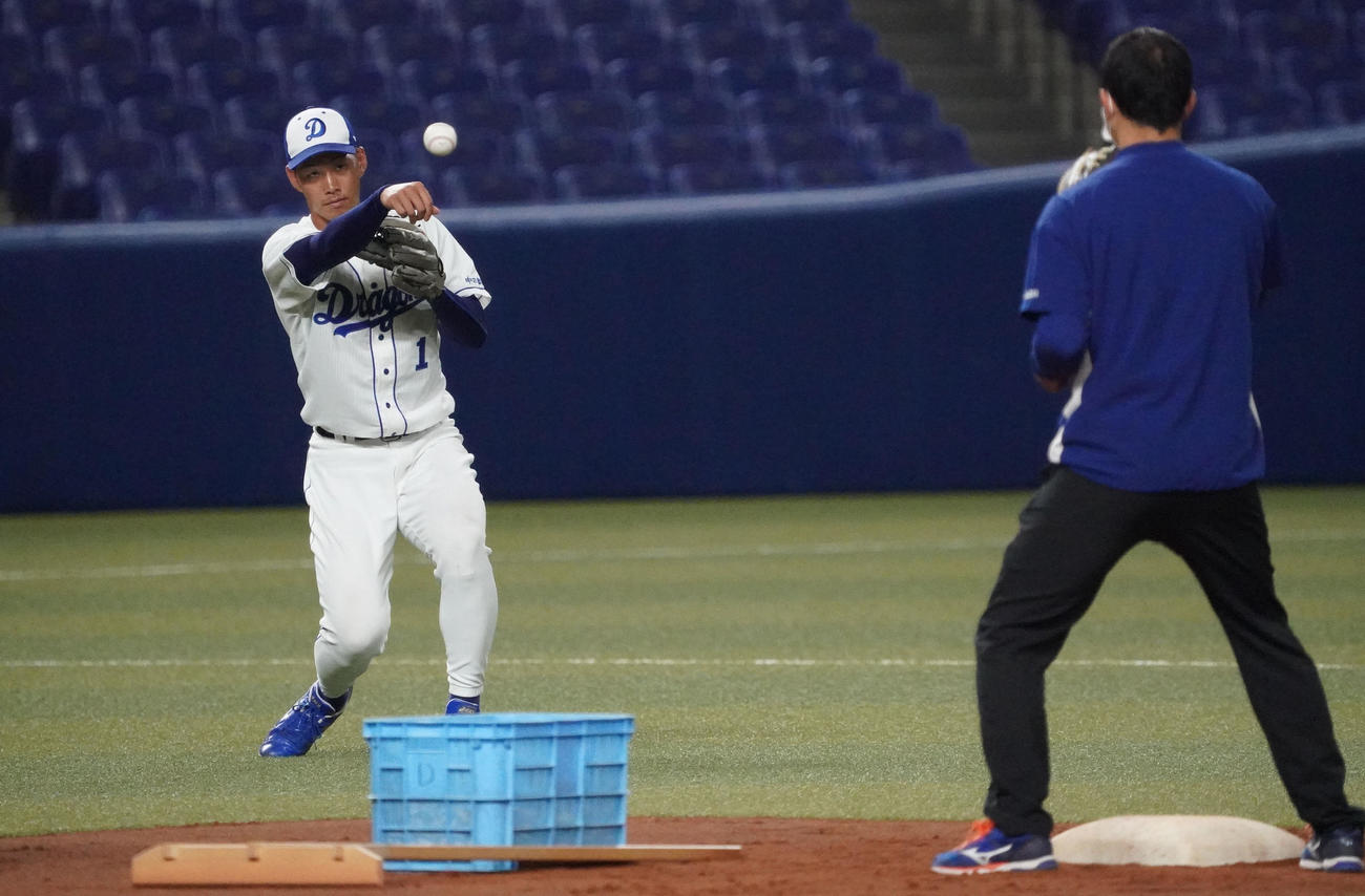 ノックを受け軽快な動きを見せる京田（左）（撮影・森本幸一）