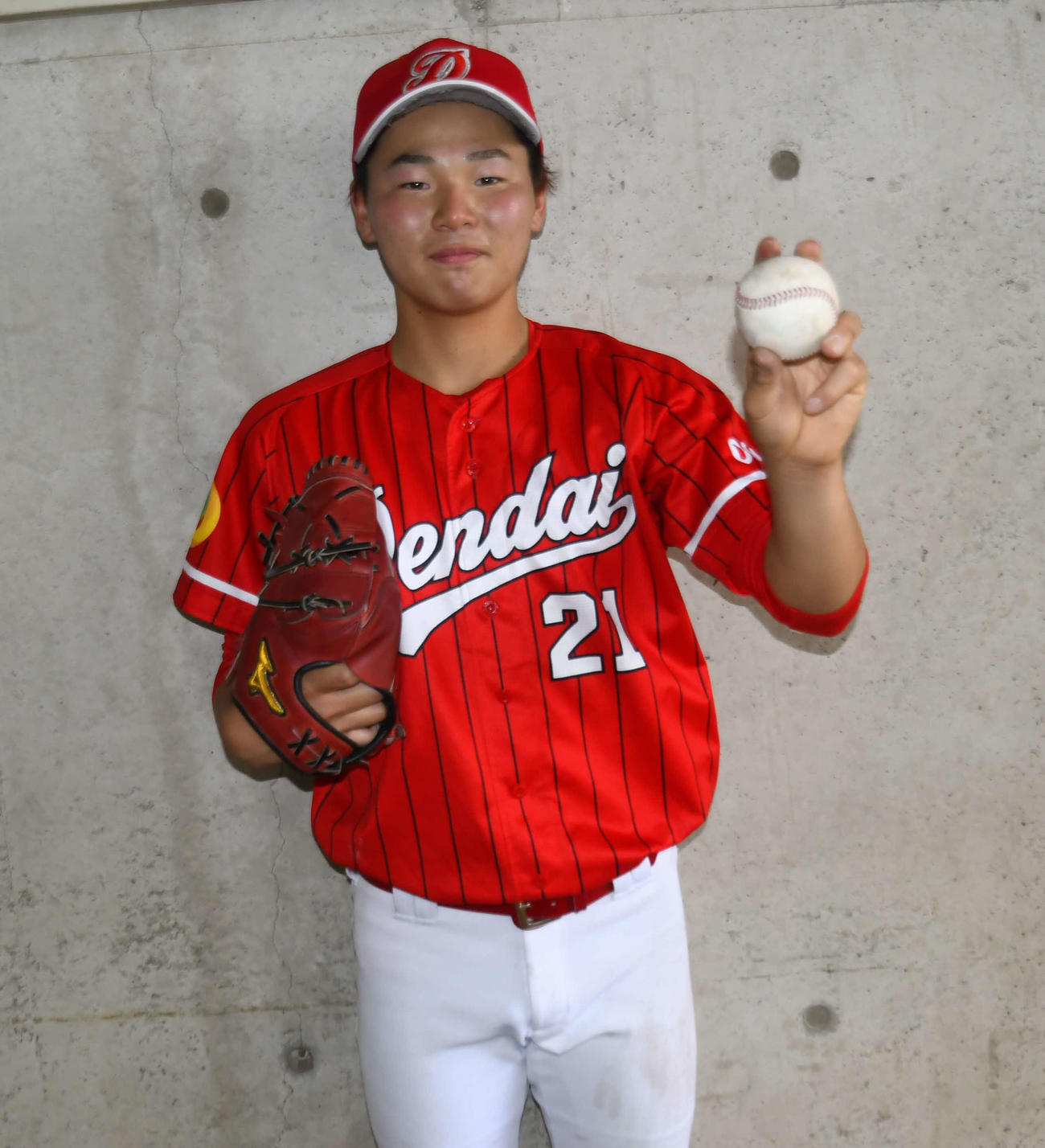 甲南大戦を9回完封で勝利に導いた大阪電通大・江本裕輝は勝利球を手に笑顔を見せる（撮影・中野椋）