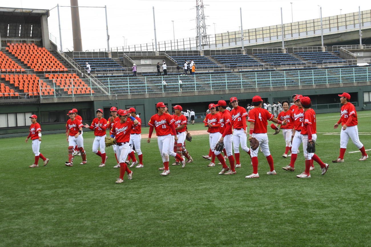 阪神大学リーグ1部2部入れ替え戦・甲南大－大阪電通大　1勝1敗のタイに持ち込み、笑顔を見せる大阪電通大ナイン（撮影・中野椋）