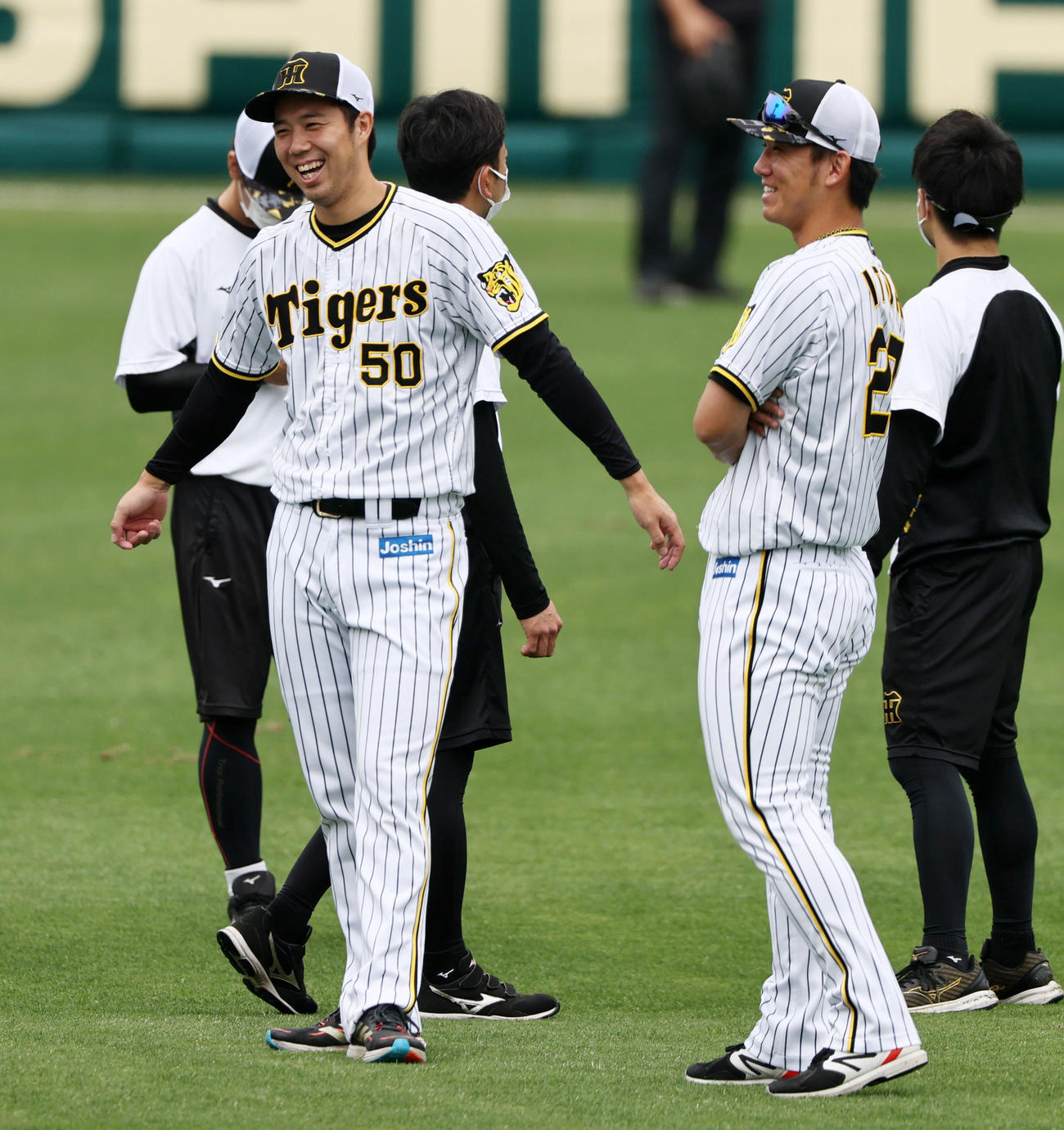 練習中、笑顔を見せる青柳（左）と伊藤将（撮影・加藤哉）