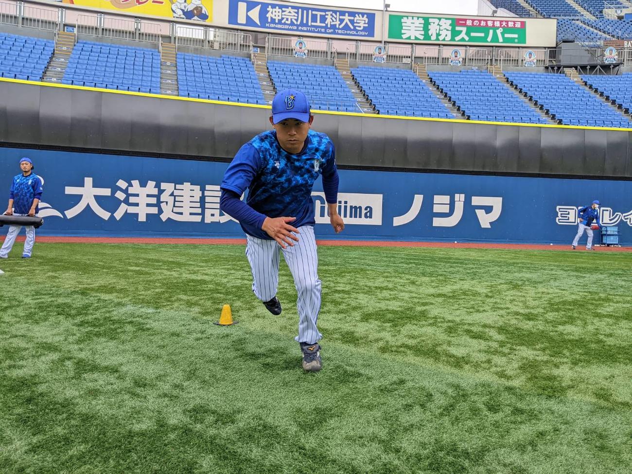 ショートダッシュするDeNA今永（球団提供）