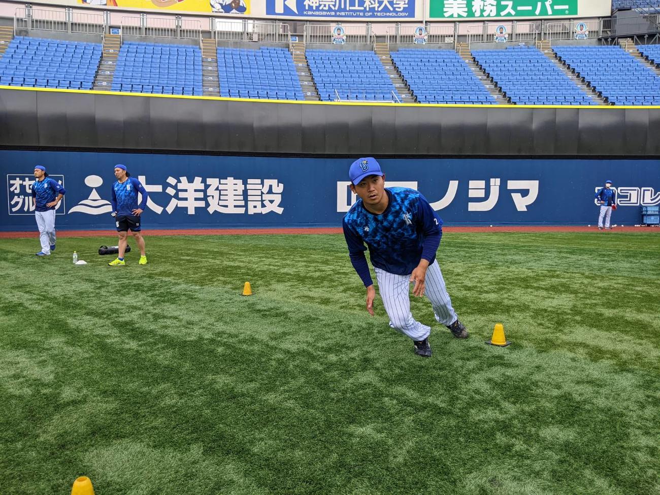 ショートダッシュするDeNA今永（球団提供）