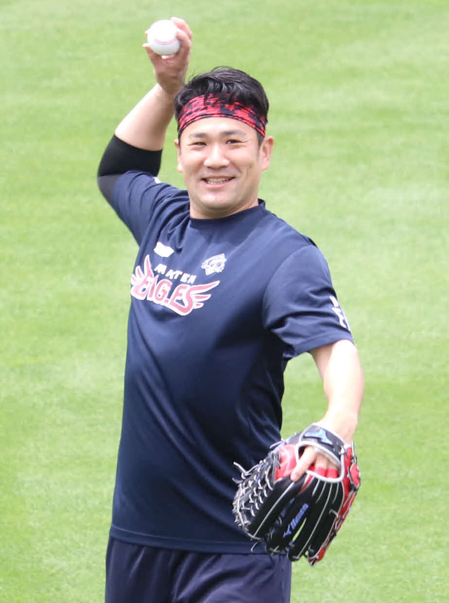 楽天生命パークでの投手練習に参加し、笑顔でキャッチボールする楽天田中将