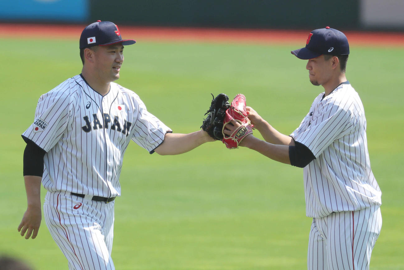 21年7月、侍ジャパン五輪前強化合宿で田中将（左）とのキャッチボールを終えグラブタッチする千賀