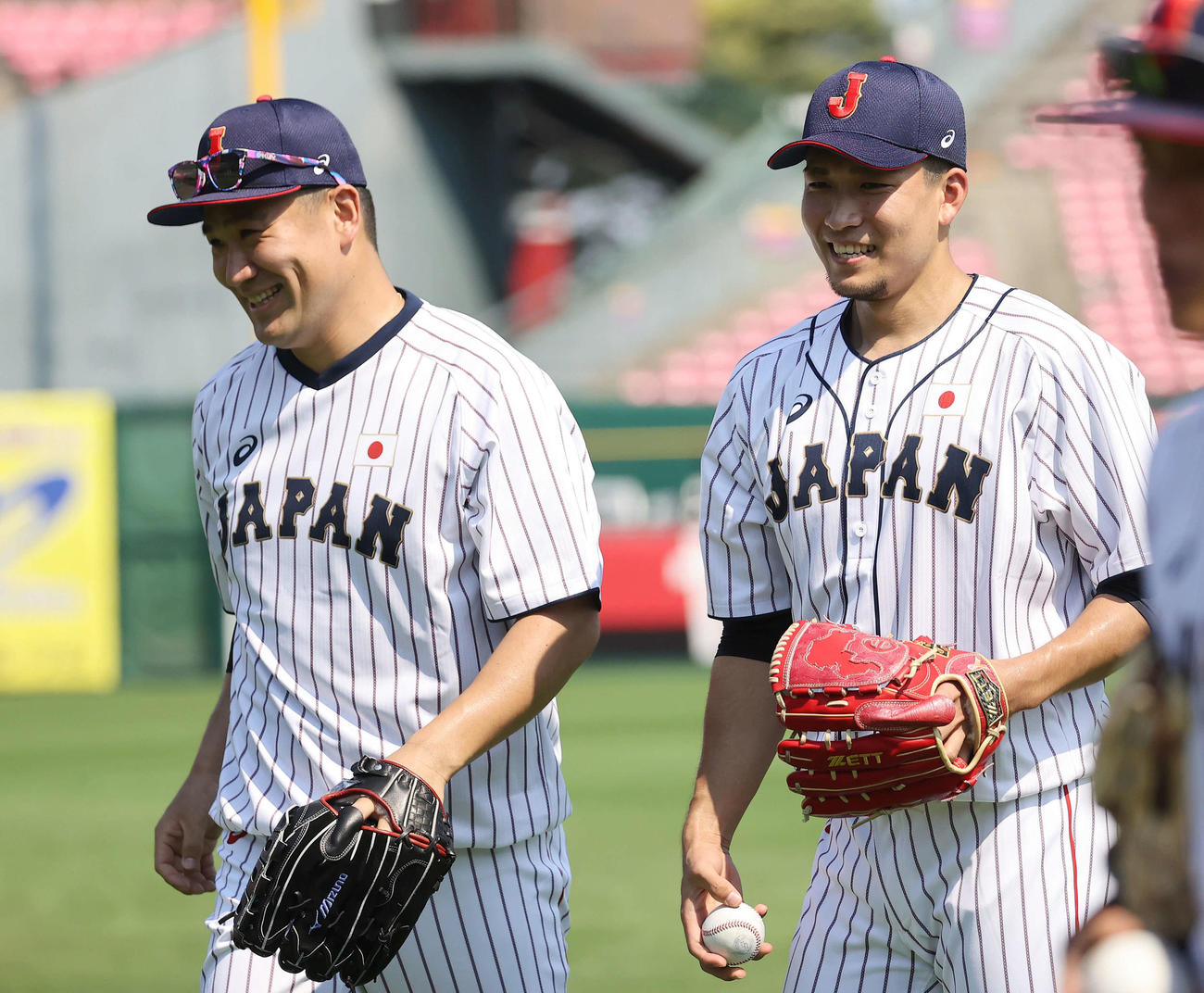 21年7月、侍ジャパン五輪前合宿で千賀（右）と田中将はキャッチボールを終え笑顔を見せる