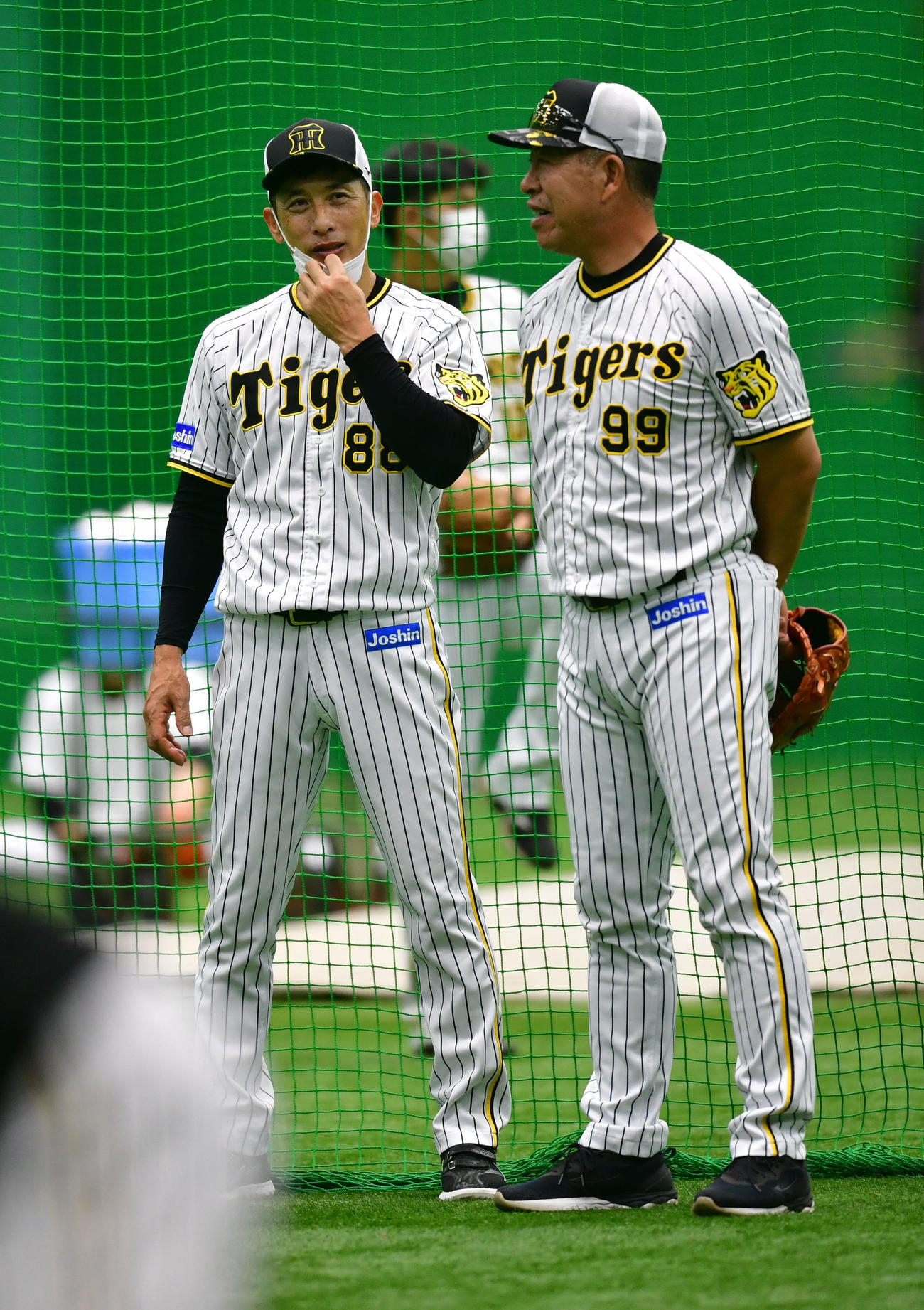 阪神井上一樹ヘッドコーチ（右）と矢野燿大監督（2022年6月14日撮影）