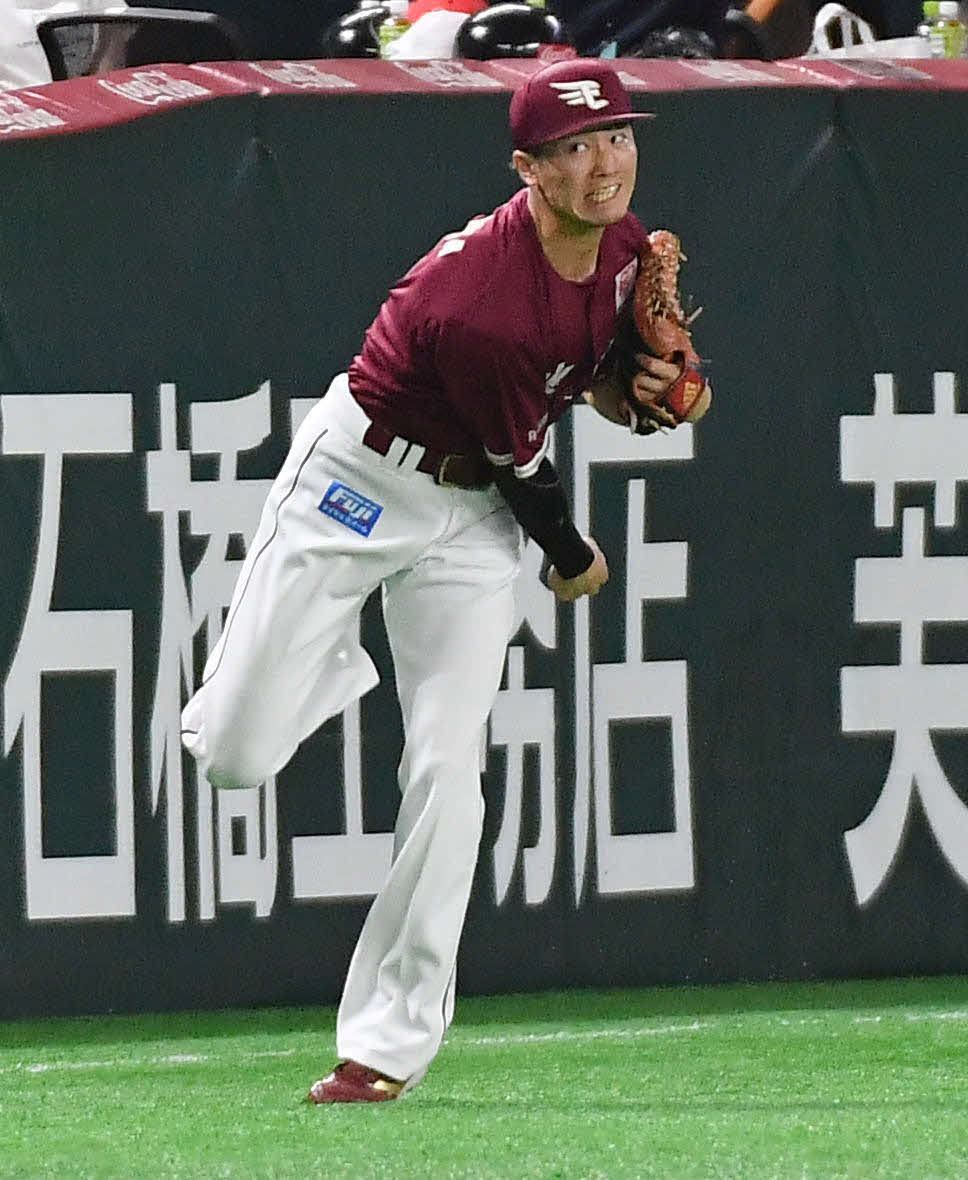 ソフトバンク対楽天　2回裏ソフトバンク1死三塁、周東の左飛でタッチアップを狙った三塁走者の柳町を好返球でアウトにした西川（撮影・岩下翔太）