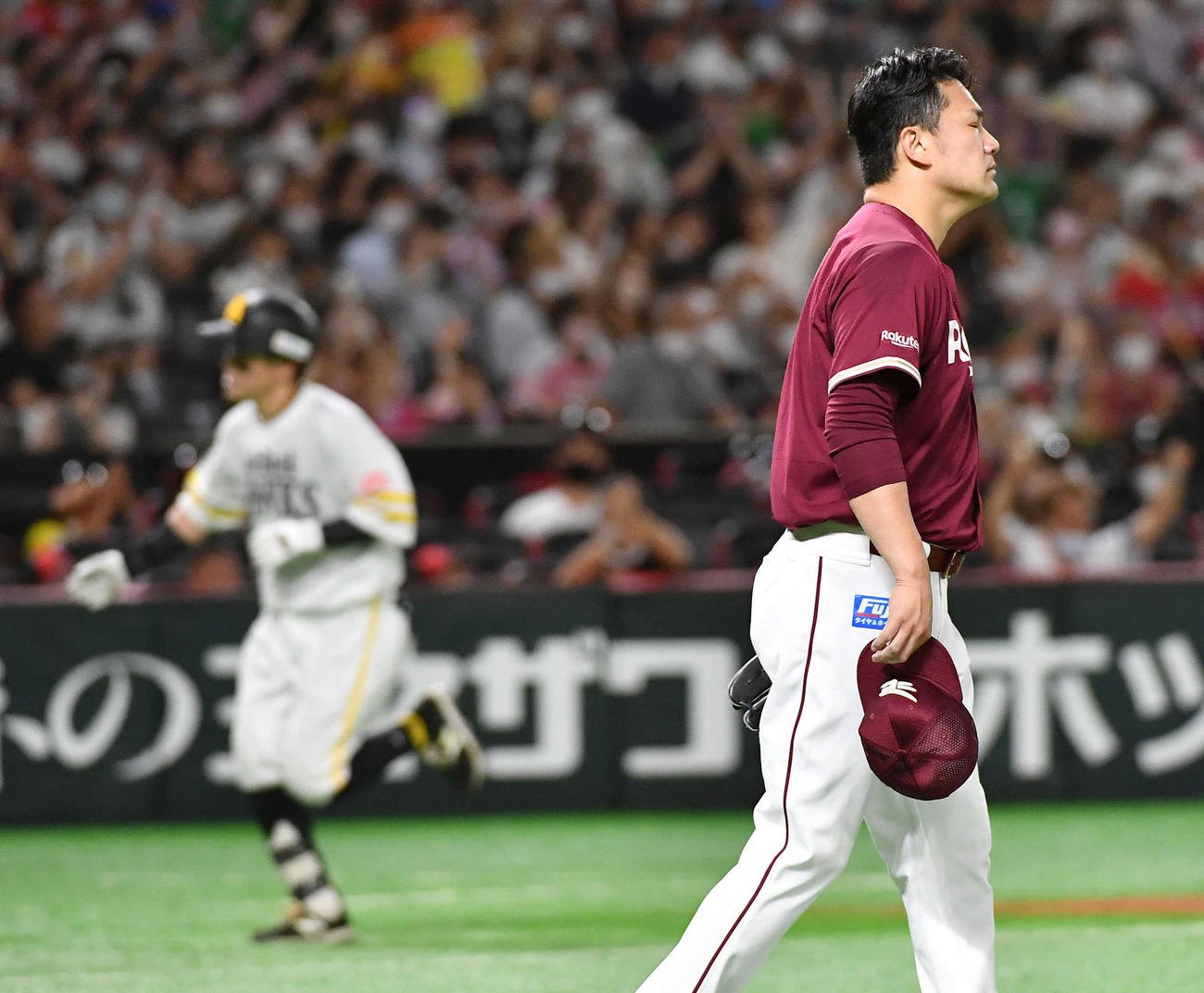 ソフトバンク対楽天　3回裏ソフトバンク1死一、二塁、牧原大（左）に右中間へ逆転の3点本塁打を打たれ、悔しそうな表情を見せる田中将（撮影・岩下翔太）