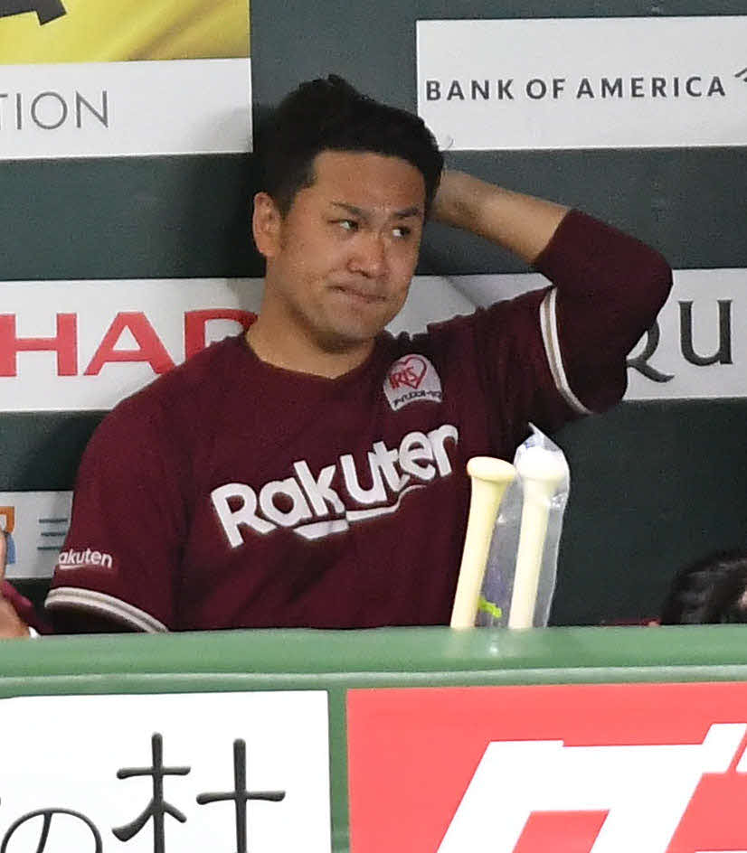 ソフトバンク対楽天　3回裏ソフトバンクの攻撃終了後、4失点でベンチへ戻った田中将はベンチで頭を抱える（撮影・岩下翔太）