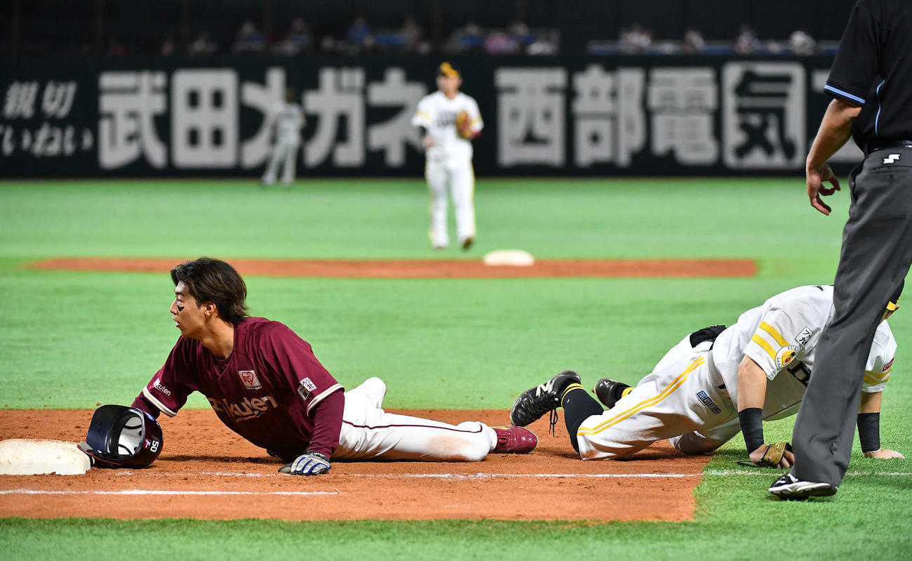ソフトバンク対楽天　5回表楽天無死一塁、一塁走者の武藤はけん制でアウトとなる（撮影・岩下翔太）