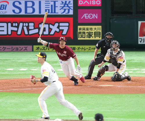 ソフトバンク対楽天　3回表楽天2死一塁、島内宏明は右越えに適時二塁打を放つ（撮影・梅根麻紀）