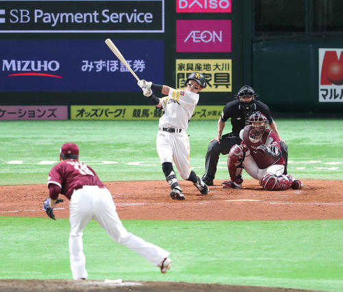 ソフトバンク対楽天　3回裏ソフトバンク1死一、二塁、牧原大成は右中間に逆転となる3点本塁打を放つ（撮影・梅根麻紀）