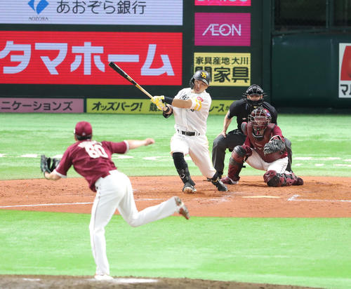 ソフトバンク対楽天　7回裏ソフトバンク1死二塁、中村晃は右越えに2点本塁打を放つ（撮影・梅根麻紀）