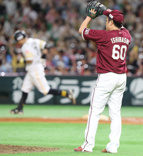 ソフトバンク対楽天　7回裏ソフトバンク1死二塁、石橋は中村晃に右越え2点本塁打を浴びる（撮影・屋方直哉）