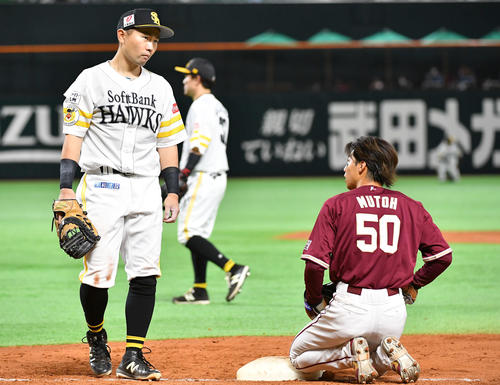 ソフトバンク対楽天　5回表楽天無死一塁、一塁走者の武藤（右）はけん制でアウトとなる（撮影・岩下翔太）