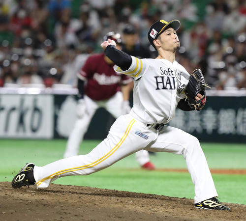 ソフトバンク対楽天　8回表途中から登板した又吉（撮影・屋方直哉）