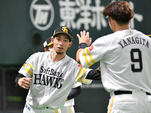 ソフトバンク対楽天　8回表楽天1死一、二塁、太田を遊併殺に抑え、柳田（右）らナインと笑顔でタッチを交わす又吉（撮影・岩下翔太）