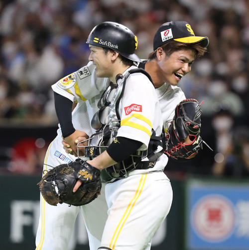 ソフトバンク対楽天　楽天に勝利し、甲斐（手前）と抱き合う甲斐野（撮影・屋方直哉）
