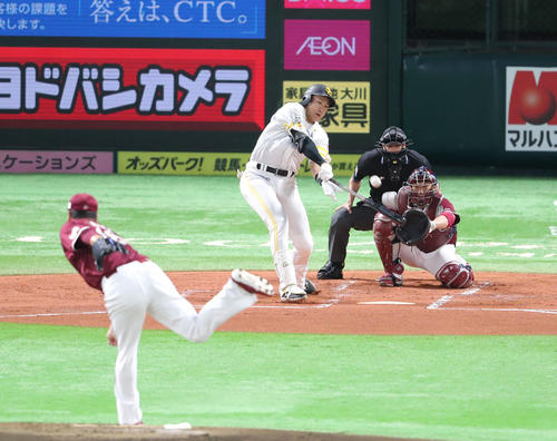 ソフトバンク対楽天　1回裏ソフトバンク2死、柳田悠岐は右越えに先制本塁打を放つ（撮影・梅根麻紀）