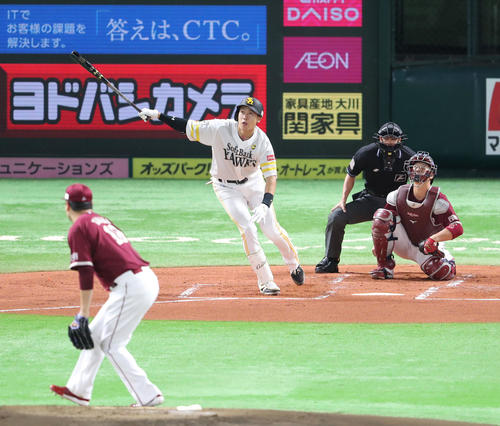 ソフトバンク対楽天　1回裏ソフトバンク2死、柳田悠岐は右越えに先制本塁打を放つ（撮影・梅根麻紀）